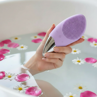 Appareil de nettoyage facial violet dans un bain
