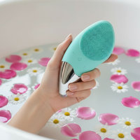 Photo combinée appareil turquoise dans bain fleuri